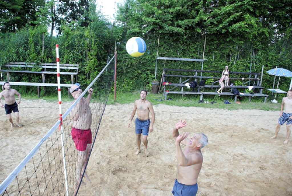 Labākā komanda ceturtajā posmā – Jānis Vastlāvis (no labās) kopā ar biedriem Mārtiņu Gorškovu un Aivi Ānu.