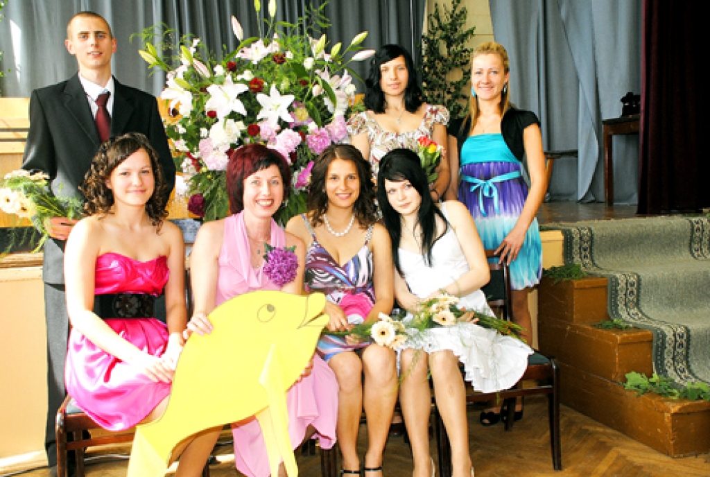 Saulaines profesionālajā vidusskolā šajā mācību gadā bija pirmie absolventi, kuri ieguva viesmīlības pakalpojumu speciālista apliecību. Atvadoties no skolas, audzēkņi – Oskars Briedis (no kreisās), Elva Krastiņa, Madara Ose, Līga Vīgupa (no kreisās) –, audzinātāja Agita Kalniņa, Samanta Pika un Zane Timlere, kā arī visa grupa piemiņai dāvināja īpašu zivtiņu, kas palīdzēs piepildīt dažādas vēlēšanās.