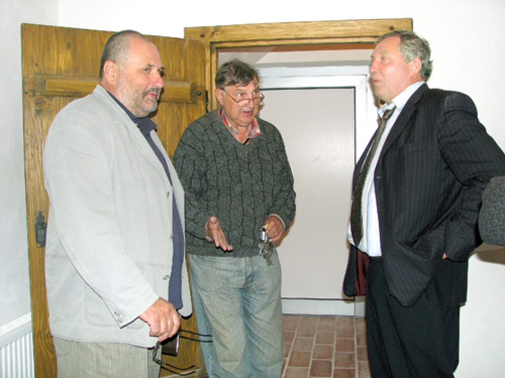 Pie lifta. Kompānijas «Recept-Holding Lifts» prezidents Anatolijs Kuļiks (no labās), lifta apkalpotājs Aivars Jansons un Bauskas pils muzeja direktors Māris Skanis spriež, kā jaunā ierīce darbosies.