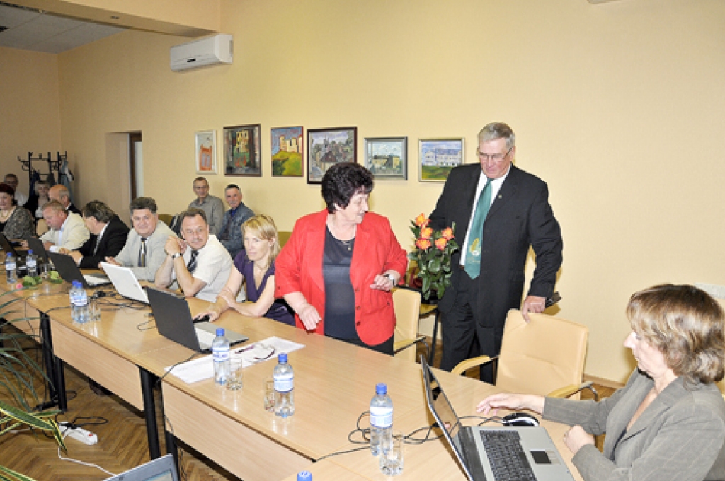 Deputāts Juris Cielavs dodas uz sev atvēlēto vietu līdzās kolēģei Verai Purmalei.