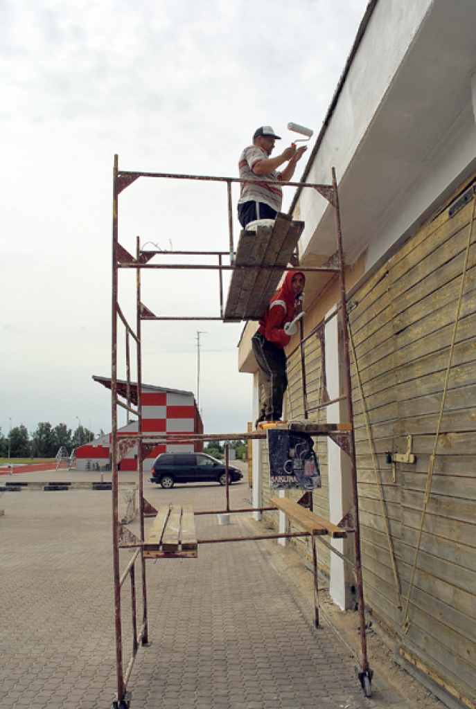 Pilsētas stadiona teritorijā esošās garāžas tuvākajā laikā iegūs jaunu krāsojumu. 