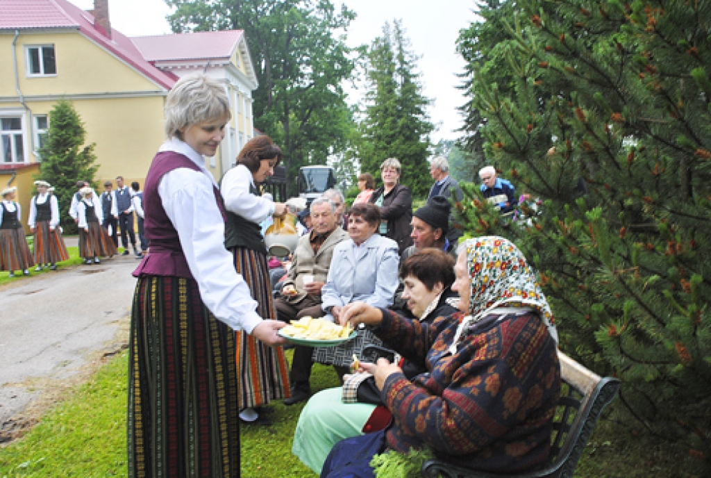 Pansionāta «Derpele» iemītniekus cienā Codes pagasta pārvaldes vadītāja Dace Šķiliņa (priekšplānā) un kultūras darba organizatore Solvita Rotberga. 