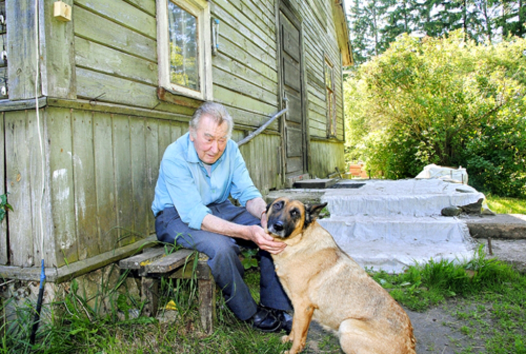 Jaunsaulietis Miervaldis Andrušēvics ar kucīti Mirgu, ko pirms laika pārvedis no dzīvnieku patversmes Ogrē.