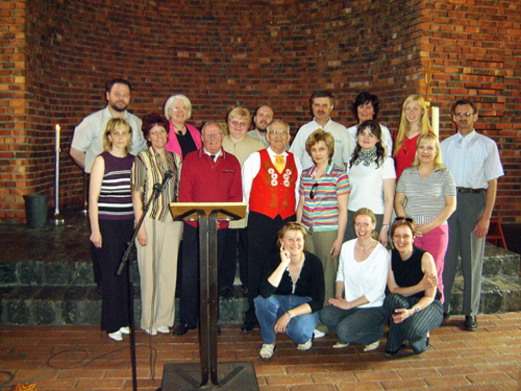 Sadraudzības pilsētas Hedemoras baznīcā 2005. gada pavasarī Bauskas Sv. Gara baznīcas draudzes koris un delegācija: Daina Jurēvica (1. rindā no kreisās), Dina Gaile, Ilga Balode, Melita Krasnova (2. rindā), Ingrīda Kārkliņa, Svens Stenings, Vikmanšitanas baznīcas draudzes pārstāvis, Inese Lavrinovča, Diāna Siliņa, Daiga Macpane, Aivars Siliņš (3. rindā), Solbrita Steninga, Daina Pluce, Jānis Plucis, Normunds Grauzis, Mārīte Agruma, Madara Sarguna, Jānis Bernhards.