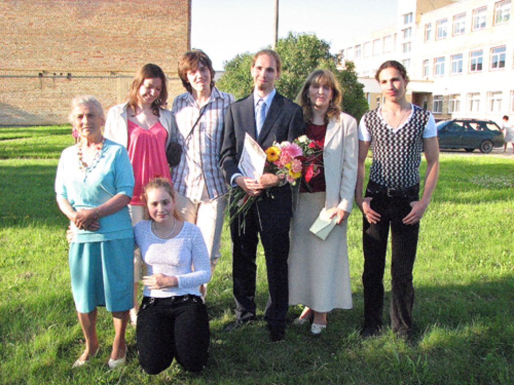 Knoku ģimenei ne tik bieži iznāk būt kopā, kā tas bija pērn, Aināram beidzot Pilsrundāles vidusskolu. Ludmilas mamma Marija (no kreisās), meita Anna Marija, Alekss ar draudzeni Daci, Ainārs, Ludmila, Artūrs. 