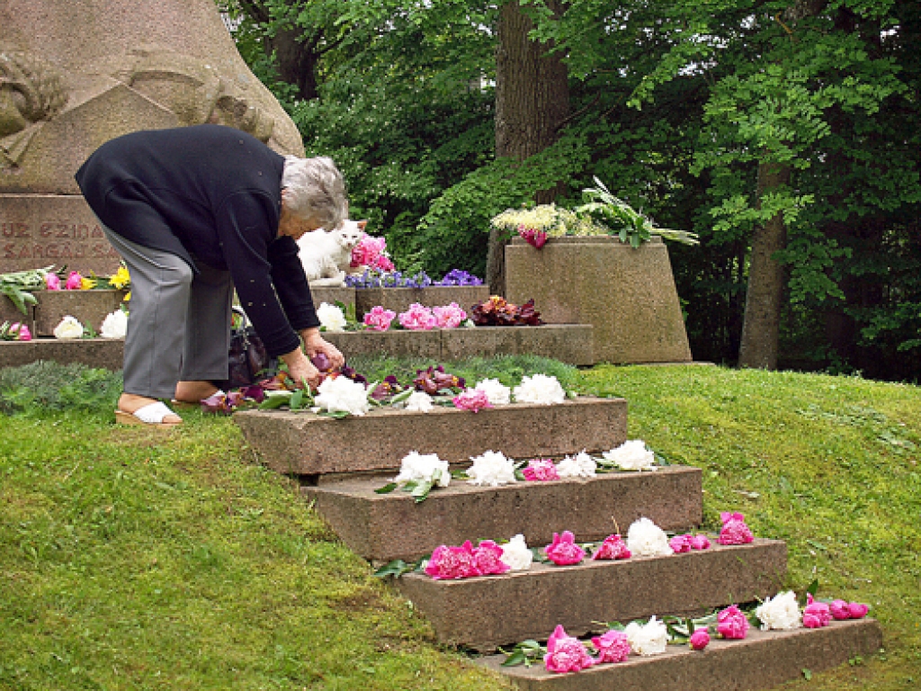 Sabīne Bogdanova piemiņai noliek ģimenes košajā dārzā audzētos īrisus.
