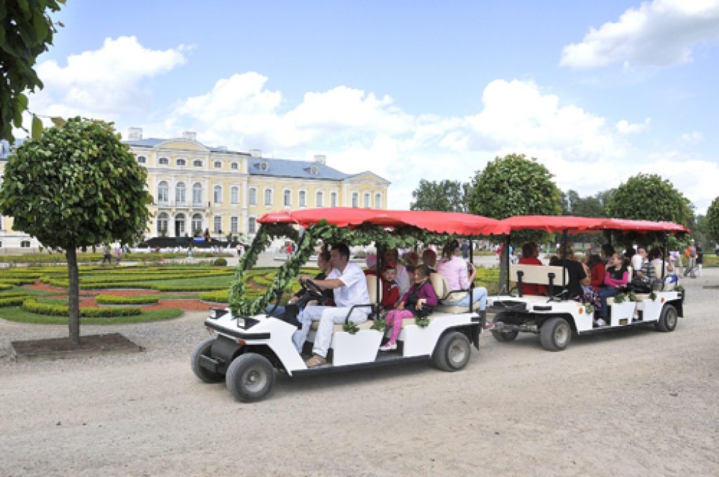 Elektromobiļa reisi bija ļoti pieprasīti Rundāles novada svētkos.