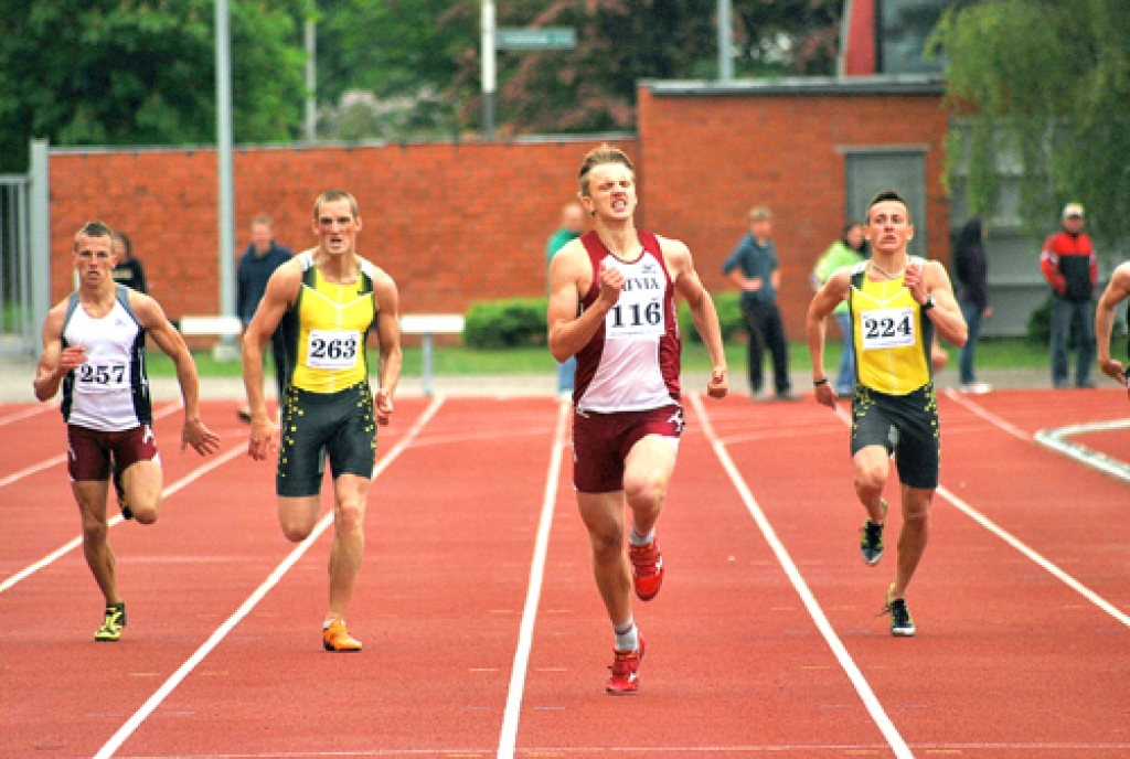 Dubultuzvaru Bauskas stadionā 400 metru distancē Latvijas Vieglatlētikas savienības kausa izcīņas otrā posma sacensībās guva baušķenieki – pirmais finišēja Jānis Baltušs (otrais no labās), otrais – Andris Ūdris (otrais no kreisās).