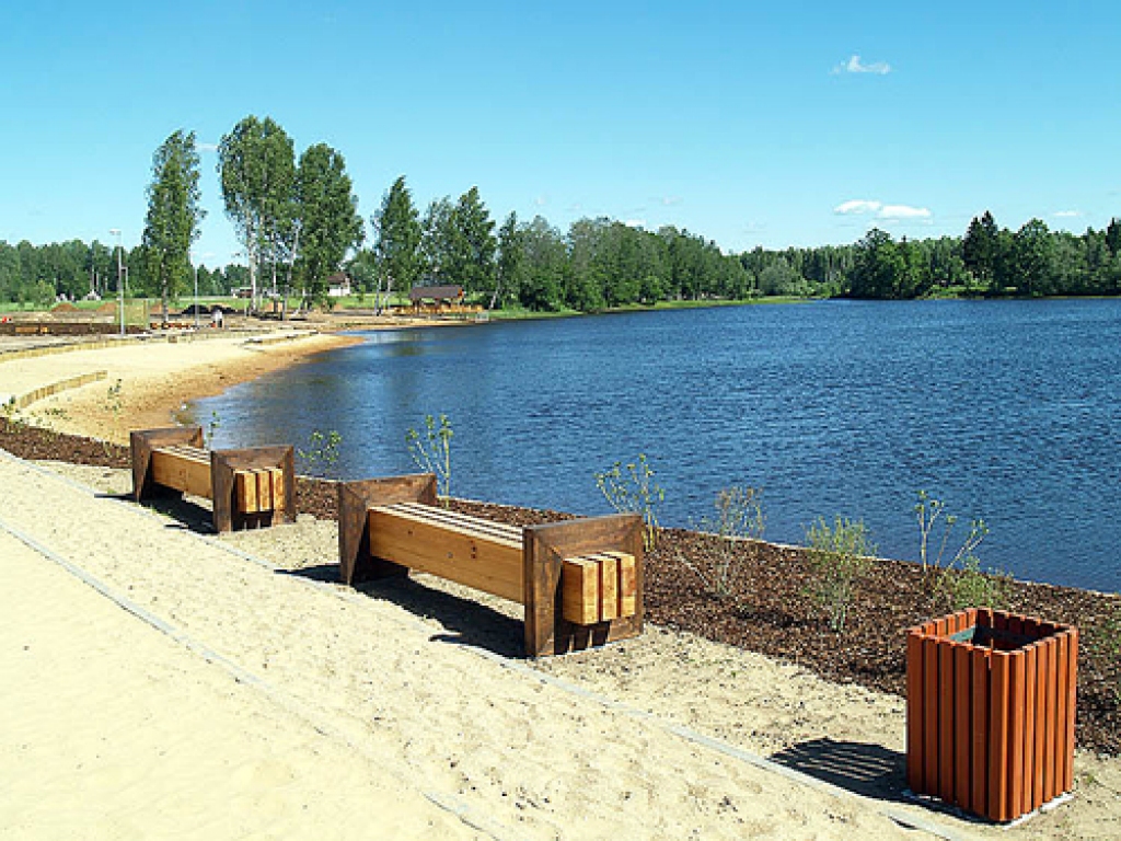 Atpūtas brīžiem pie ezera izvietoti pamatīgi koka soli.