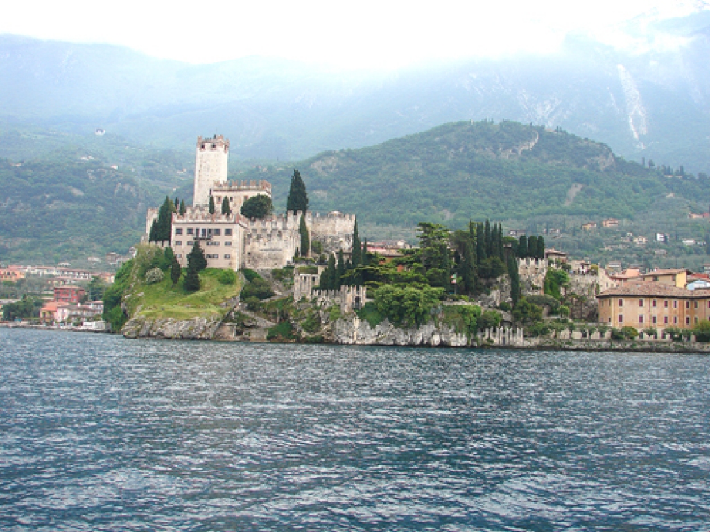 Joprojām apdzīvotās viduslaiku ēkas uz salām rada iespaidu, ka te laiks apstājies.