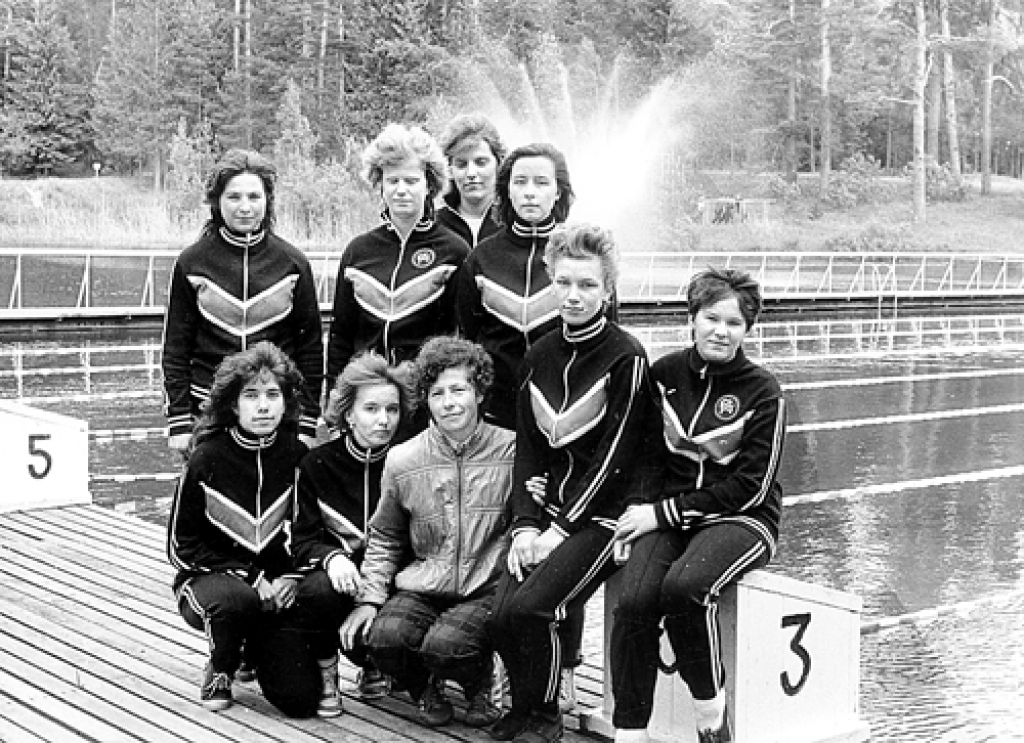 Jubilāre Laima (centrā) kopā ar audzēknēm Kandavā 80. gadu beigās. Tehnikumu sporta sacensībās par saulainietēm spēcīgākas izrādījās jaunietes no Bulduriem.