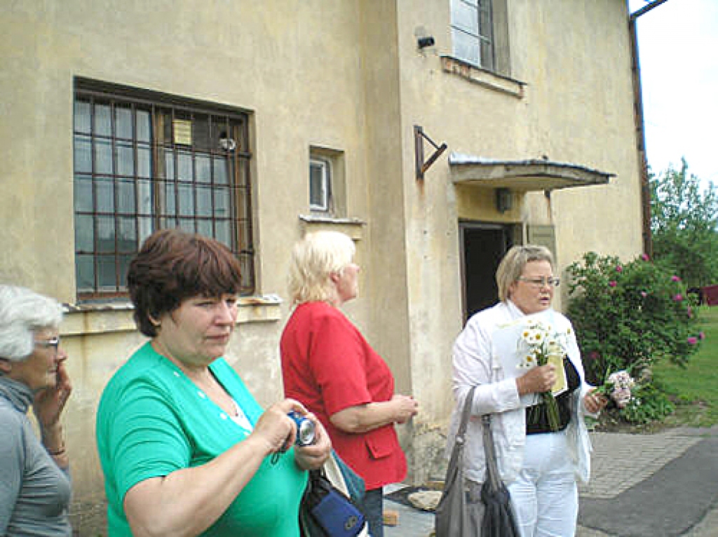 Zorģu bibliotēkas vadītāja Aina Ezergaile (no labās) kolēģēm vada ekskursiju.