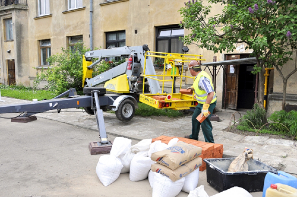 Slimnīcas ielas 3. mājas skursteni remontējot, SIA «Bauskas namsaimnieks» izmanto jauno pacēlāju, kuru vada Valērijs Matuļenko. 
