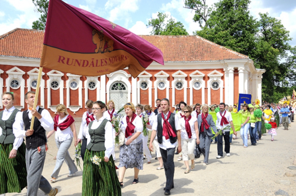 Dalībnieku gājienu no pašvaldības nama līdz Rundāles pilij novada svētkos ar prieku vēroja gan vietējie iedzīvotāji, gan tūristi. 