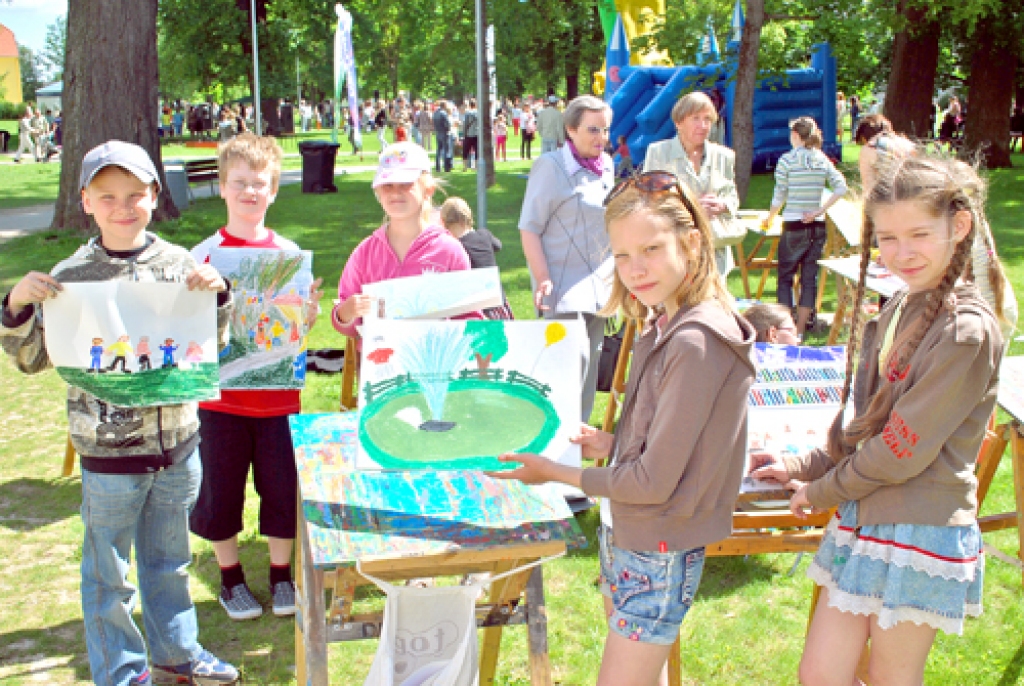 Bauskas mākslas skolas pirmklasnieki Norberts Memmēns (no kreisās), Rainers Imants Egle, Ksenija Megija Spale, Amanda Broka un Diāna Birģele attēlo Dārza ielas svētku norisi. 