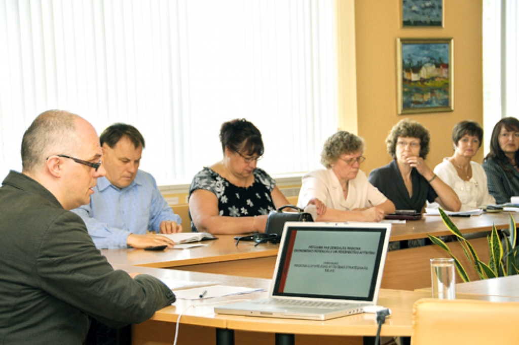 Sociālantropologs Roberts Ķīlis (no kreisās) baušķeniekiem prezentēja pētījumu par Zemgales reģiona ekonomisko potenciālu un perspektīvo attīstību.