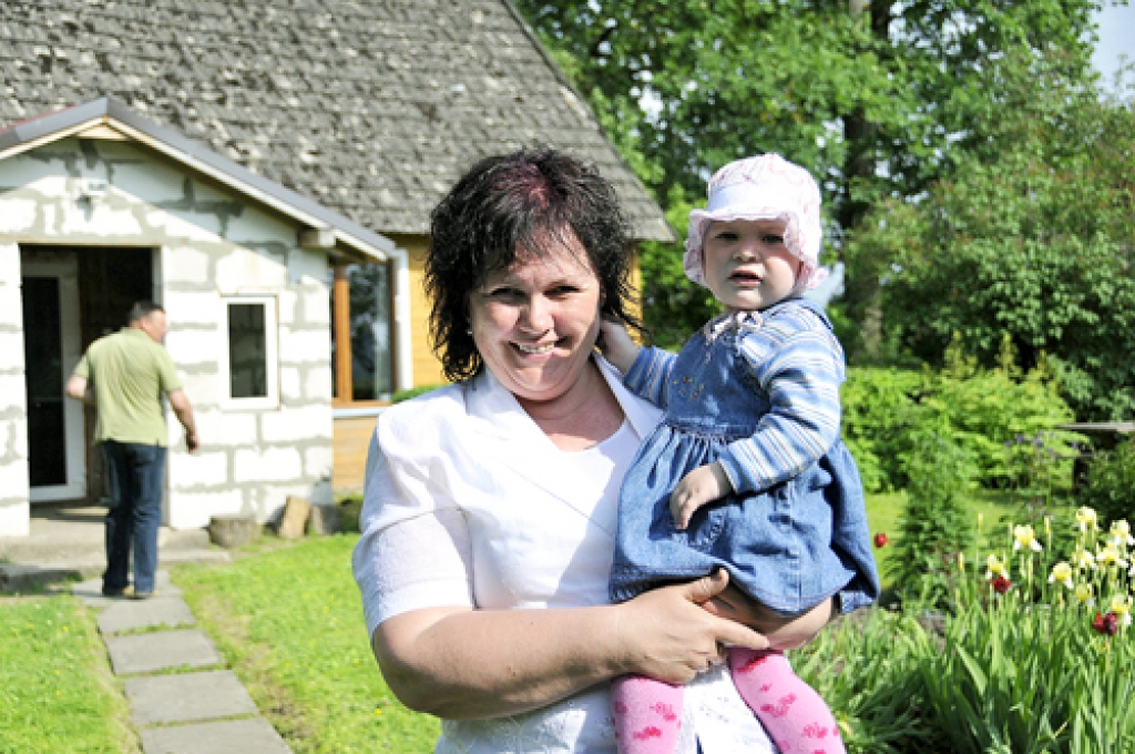 Mārīte Šata ar gadu un divus mēnešus veco mazmeitiņu Keriju.