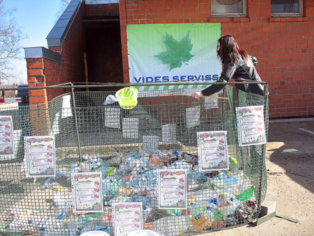 «Vides servisa» šķirošanas laukumā līdzīgā akcijā pērn tika savākti vairāki tūkstoši tukšu, saplacinātu plastmasas pudeļu. Veiksminieki balvās ieguva «Rimi» dāvanu kartes. Šogad atkal ir iespēja šķirot un laimēt.