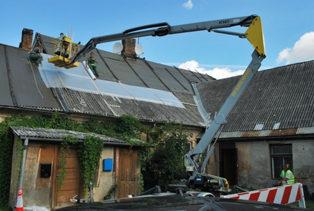 Namam Rīgas ielā 40 SIA «Bauskas namsaimnieks» darbinieki jumtam uzklāja vēl vienu plēves segumu. 
Autors: Uldis Varnevičs