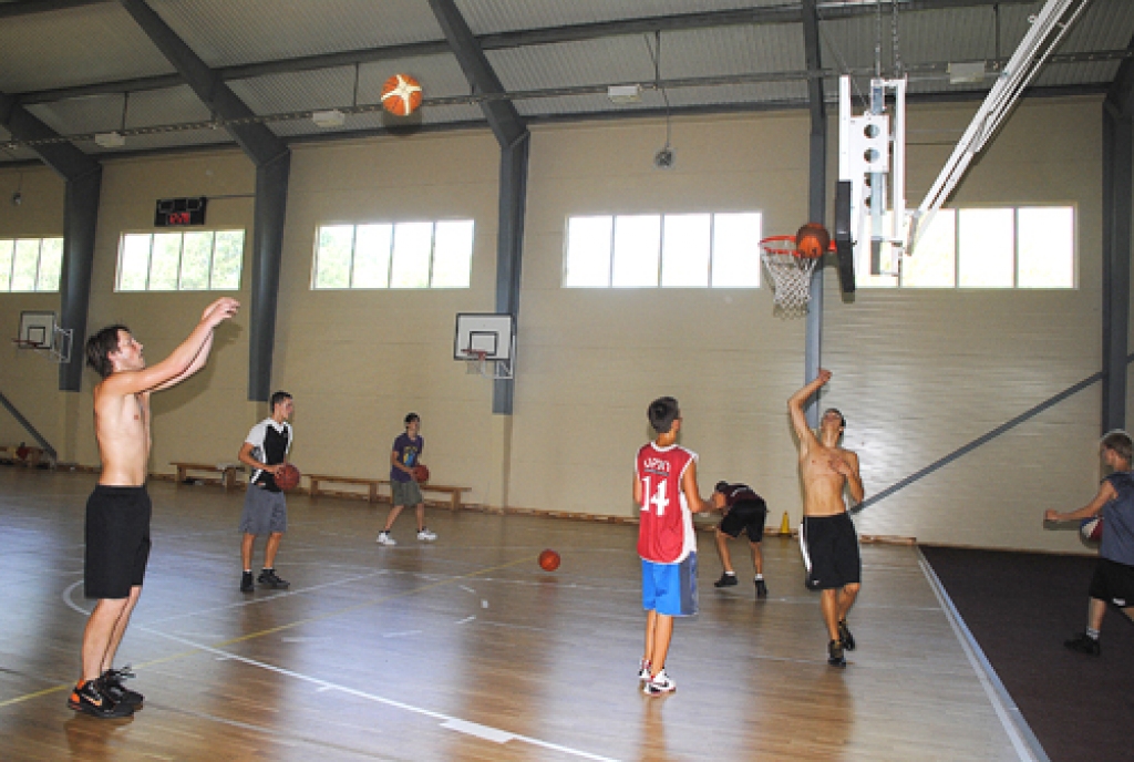 Bauskas Bērnu un jaunatnes sporta skolas A grupas basketbolisti jaunajā sezonā plāno iekļūt astoņu valsts labāko komandu skaitā.
Autors: Juris Iļņickis