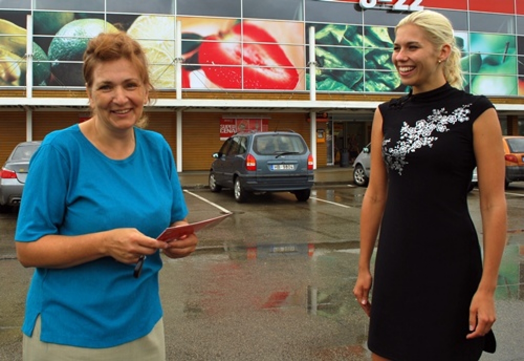 Nodoto elektropreču izlozē laimēja rundāliete Ludmila Knoka. Dāvanu karti viņai pasniedza SIA «Vides serviss» attīstības nodaļas vadītāja Linda Tijone-Kļaviņa
Autors: Uldis Varnevičs