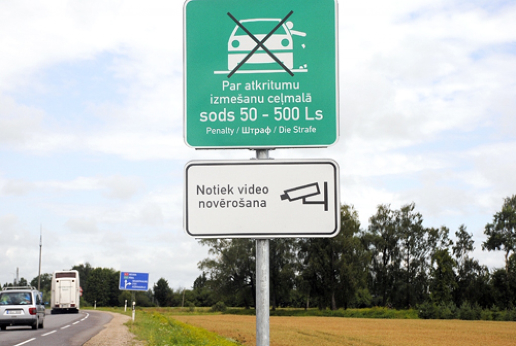 Kampaņas “Nemēslo ceļmalā!” ietvaros, cīnoties pret atkritumu kalniem ceļmalās, Cūkmens pie Bauskas robežas, uz A7 šosejas, virzienā uz Rīgu uzstādījis jaunu ceļa zīmi. Lai arī Bausku viņš atzīst par vienu no tīrākajām pilsētām Latvijā, zīme kalpos kā atgādinājums baušķeniekiem un pilsētas viesiem, ka mēslošana ceļmalā ir noziegums un par to pienākas no 50 līdz 500 Ls liels naudas sods (Administratīvo pārkāpumu kodeksa 58. un 140. pants). 
Autors: Juris Iļņickis