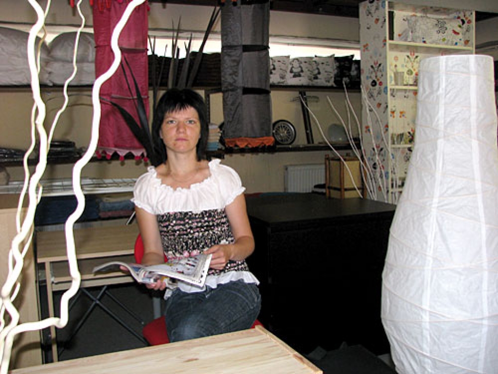 Pārdevēja Saiva Straumīte pircējiem piedāvās preces izvēlēties gan veikalā, gan arī katalogos. 
Autors: Vilnis Auzāns