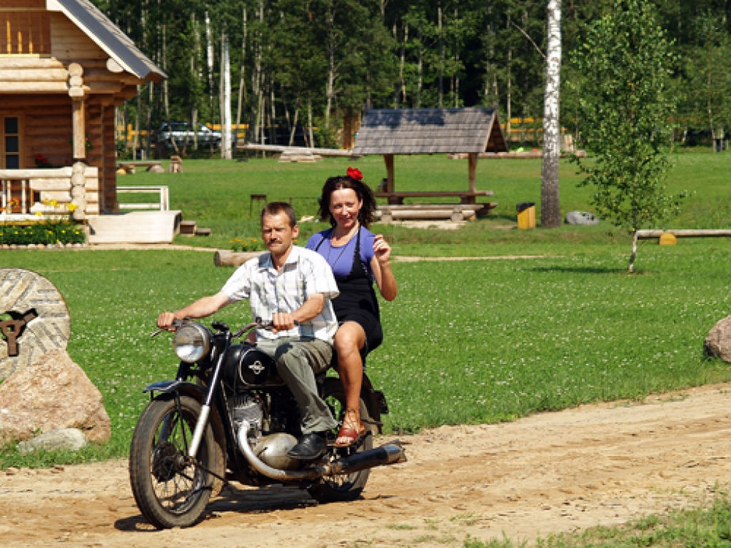 Vizināšanās ar 1949. gadā ražotu motociklu «IŽ» tūristiem ir neparasts piedzīvojums. 
Autors: R. Riekstiņš 