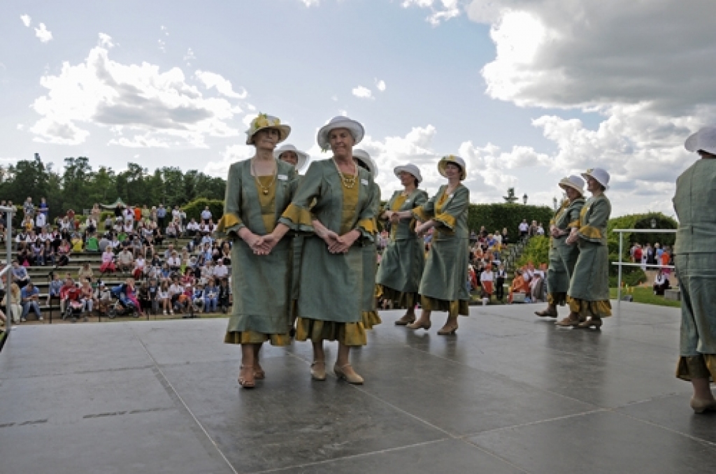 «Magnolijas» dejo Rundāles novada svētkos pils parkā.
Autors: no «Bauskas Dzīves» arhīva.