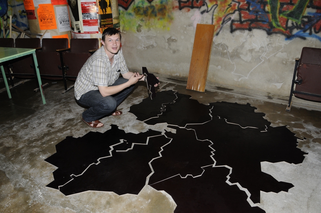 Gatis Zotovs, Bauskas tautas nama speciālists, rāda plastikāta gabalus. Svētku dienās katrā pagastā ļaudis uz tiem aicināti veidot krāsainas mozaīkas. Gabalus savienojot, veidosies koša Bauskas novada karte.
Autors: Ivars Bogdanovs