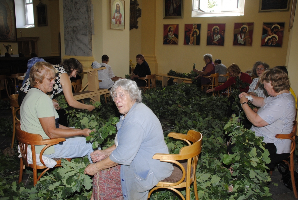 Skaistkalnes katoļu baznīca 27. jūlija priekšpusdienā atgādināja smaržojošu dārzu. No ozolu zariem sievietes un meitenes pina garas vītnes, lai dievnamu izrotātu Kanepenes svētkiem.
Autors: Juris Iļņickis