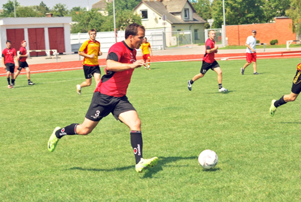 Rundāles kausa pirmajās spēlēs Viesturu komanda (sarkanajos tērpos) tikai ar vienu vārtu starpību piekāpās «Ceraukstei». 
Autors: Uldis Varnevičs