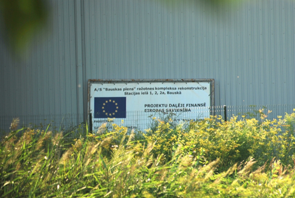 Par a/s «Bauskas piens» lielajiem rekonstrukcijas darbiem liecina tikai zālēs ieaugušais informācijas stends pie ražošanas ceha ēkas Stacijas ielā 1.
Autors: Uldis Varnevičs