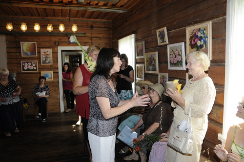 Annai Grisei-Grundmanei dubulti svētki – vārdadiena un izstādes atklāšana aktieru Amtmaņu muzejā «Zvanītāju Bukās». Mākslinieci sveic aktieru Amtmaņu muzeja «Zvanītāju Bukas» vadītāja Dace Anna Paegle.
Autors: Ivars Bogdanovs