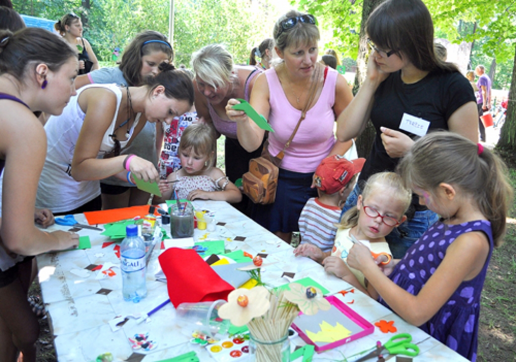 Bērni pie Iecavas parka estrādes iemēģināja roku radošajās darbnīcās.
Autors: Guntis Ērglis