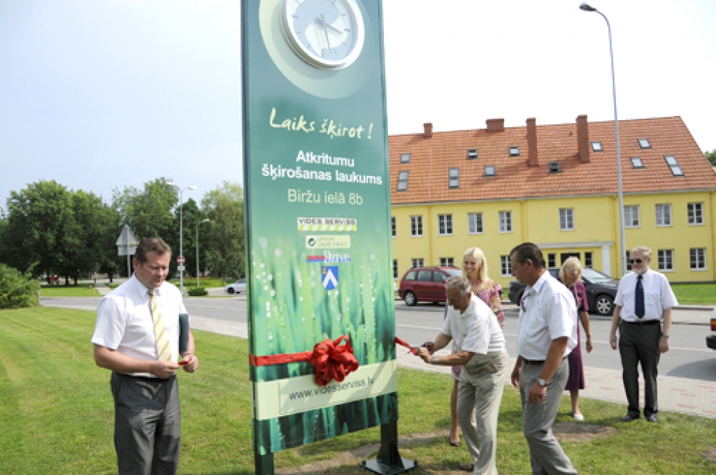 Bauskas pilsētas pārvaldes vadītājs Jānis Mičulis (otrais no kreisās) pārgiež simbolisko lenti, tādējādi atklājot jaunu vides objektu Bauskā.
Autors: Ivars Bogdanovs