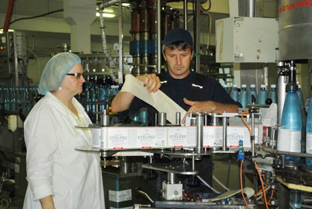 «Stelpes minerālūdens» ražotnes darba gaitu ministra vizīte neietekmēja. Tomēr darbinieki Valērija Zaranko un Normunds Salmiņš apmeklējumu vērtēja pozitīvi.
Autors: Uldis Varnevičs