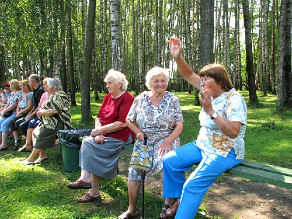 Kā īstos mačos arī sporta svētkos Dāviņos neiztikt bez līdzjutējiem. Par savējiem fano Glafira Klimanoviča (no labās).
Autors: Vilnis Auzāns