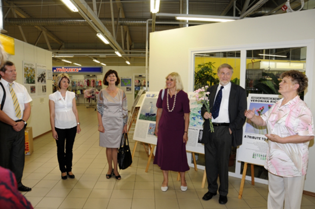 Bauskas novada domes priekšsēdētāja vietniece Ārija Gaile (no labās) ir gandarīta, ka čehu mākslinieku izstādi pirmie apskata tieši baušķenieki.
Autors: Ivars Bogdanovs