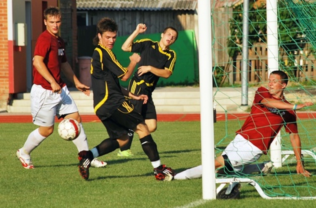 FK «Bauska/Iecava» (melnos tērpos) spēlētāju raidīto bumbu no vārtiem cenšas izsist pat SK «Imanta» aizsargs. 
Autors: Uldis Varnevičs