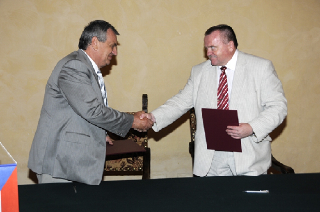 Bauskas pilī 23. jūlijā parakstīto Bauskas un Nāhodas sadraudzības līgumu Nāhodas mērs Oldrihs Čtvrtečka un Bauskas novada domes priekšsēdētājs Valdis Veips apstiprina ar rokasspiedieniem.
Autors: Ivars Bogdanovs