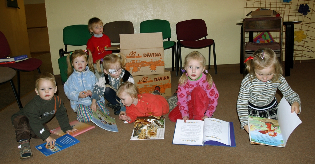 Pagājušo gadu akcijas ietvaros LMT dāvātos mobilos telefonus saņēma lielākā daļa visu Latvijas pirmo klašu skolēnu - gandrīz 15 000. Bērni un viņu vecāki izrādīja lielu sirsnību un atsaucību, katrs atnesot pat vairākas grāmatas – kopā aptuveni 25 000 dažādu grāmatu latviešu un krievu valodā. Savāktās grāmatas tālāk tika dāvātas Latvijas maznodrošināto ģimeņu bērniem, internātskolām un bērnu namiem, kā arī lauku bibliotēkām un pansionātiem utt.
Autors: Publicitātes foto.
