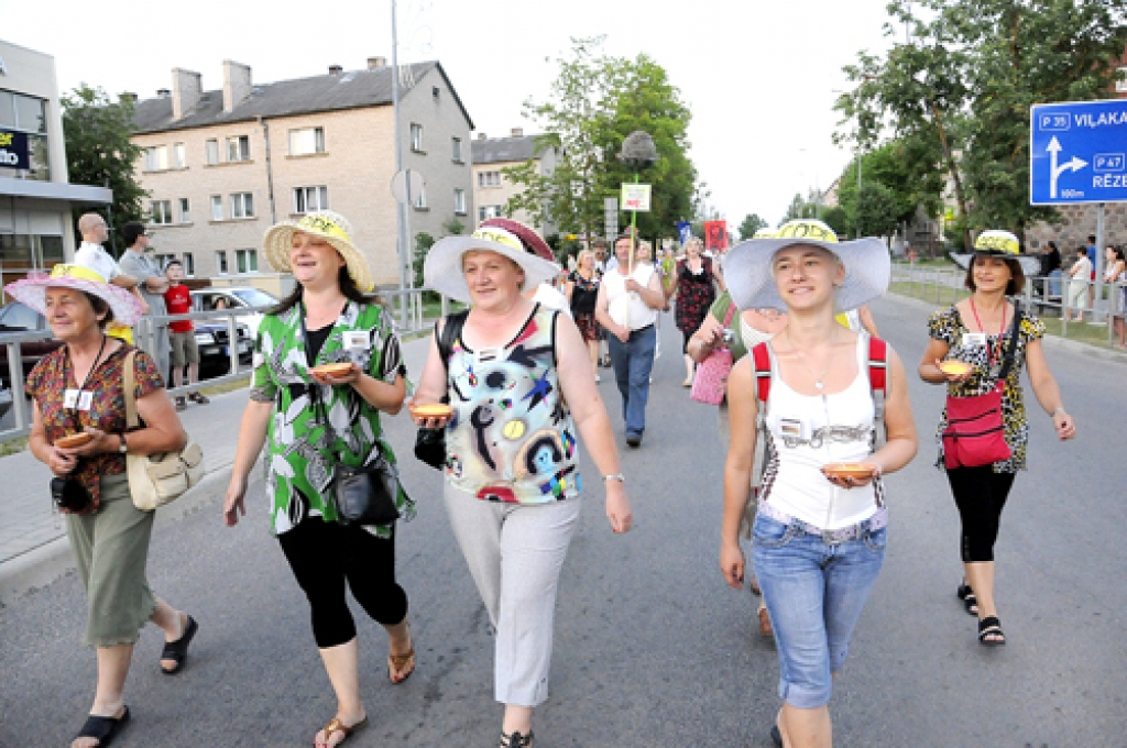 Amatierteātru festivāla atklāšanas gājienā Balvu ielās iet aktrises un aktieri no Codes un Īslīces.
Autors: Ivars Bogdanovs