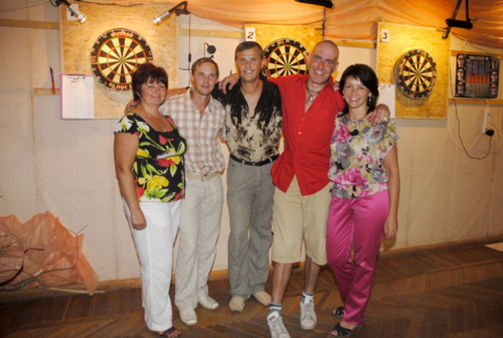 Bauskas dārta kluba šautriņu metējiem Birutai Skvireckai (no kreisās), Raimondam Jankūnam, Oskaram Kovaļevskim un Aretai Kovaļevskai Liliju kausa izcīņā godalgotas vietas netika, taču viņi uzskata, ka labi pavadījuši brīvdienu un patīkami, ka kopā ar viņiem bijis arī mūziķis Mārtiņš Freimanis.
Autors: Juris Iļņickis