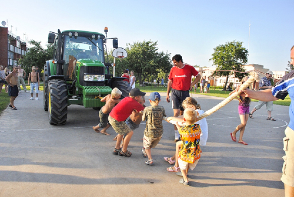 Mežotnes sporta svētkos spēkus traktora vilkšanā iemēģināja arī paši mazākie mežotnieki.
Autors: Juris Iļņickis