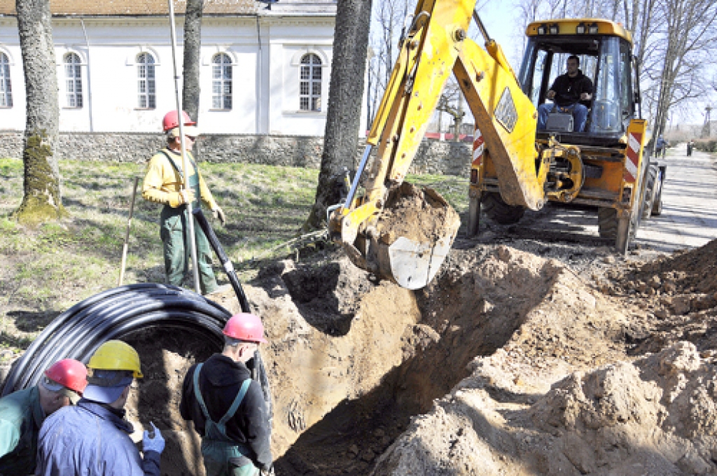 Kurmenieši jau aizmirsuši, ka ūdensvada un kanalizācijas sistēmu rekonstrukcijas gaitā ciemata centrs bija tā izrakņāts.
Autors: no «Bauskas Dzīves» arhīva