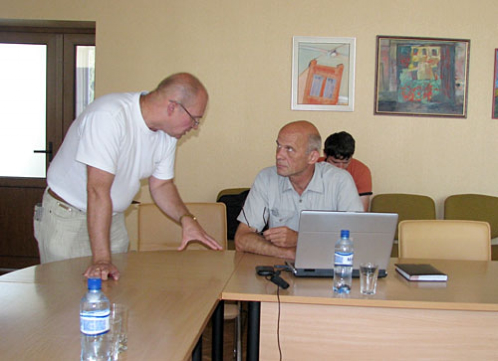 Deputāts Jānis Feldmanis (no labās) pārrunā ar deputātu Juris Landorfu nepieciešamību izveidot novada domē vēl vienu štata vietu.
Autors: Vilnis Auzāns