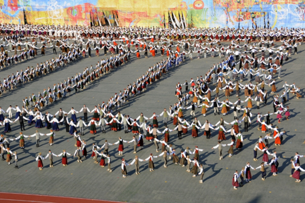 Tautas deju lielkoncertā „Deja kāpj debesīs”.
Autors: no «Bauskas Dzīves» arhīva.