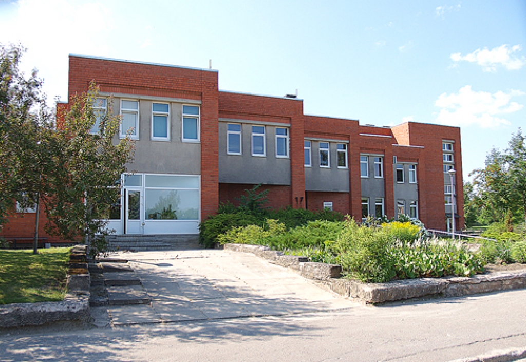 Iecavas veselības un sociālās aprūpes centra ēka padomjlaikos celta īpaši poliklīnikas vajadzībām un atjaunojot kalpotu vēl ilgi.
Autors: Antra Ērgle