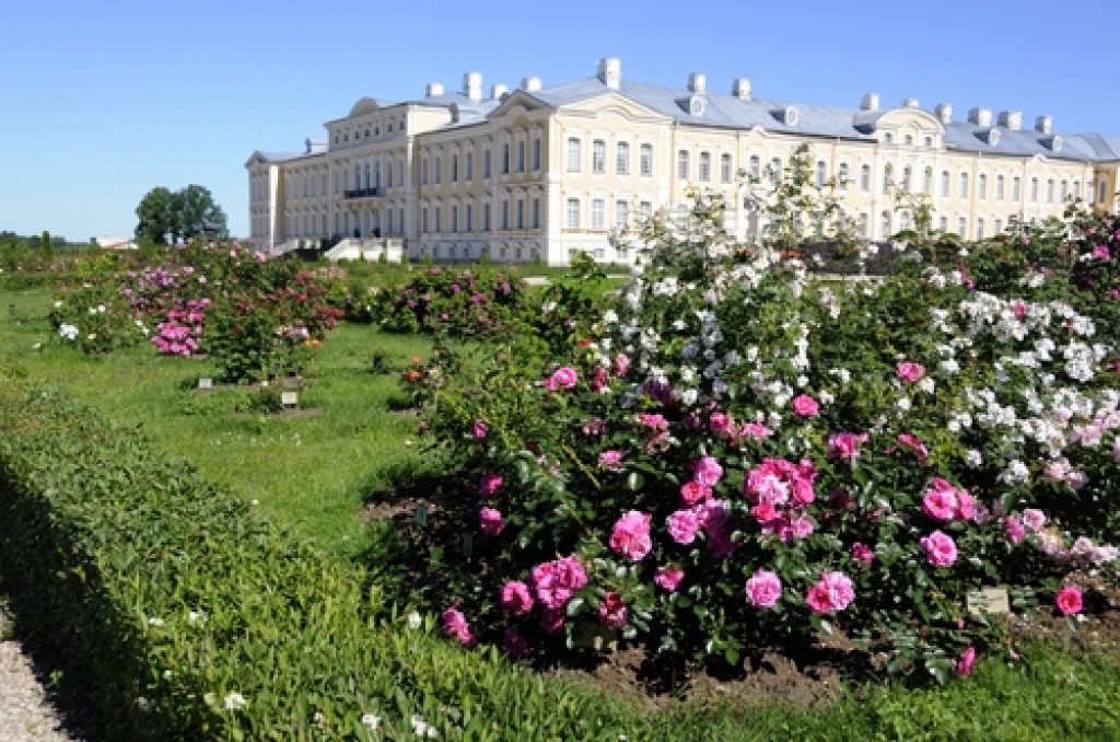 Rožu pilnzieda dienās Rundāles pils parka apmeklējuma laiks pagarināts līdz plkst. 21.
Autors: no «Bauskas Dzīves» arhīva.